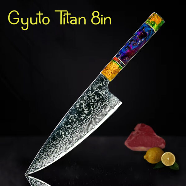 Cuchillo Gyuto Titan Prisma 8 pulgadas Yusenzu con hoja de acero Damasco de 67 capas y mango ergonómico de madera estabilizada colorida, diseñado para cortes precisos y profesionales en cocina gourmet.